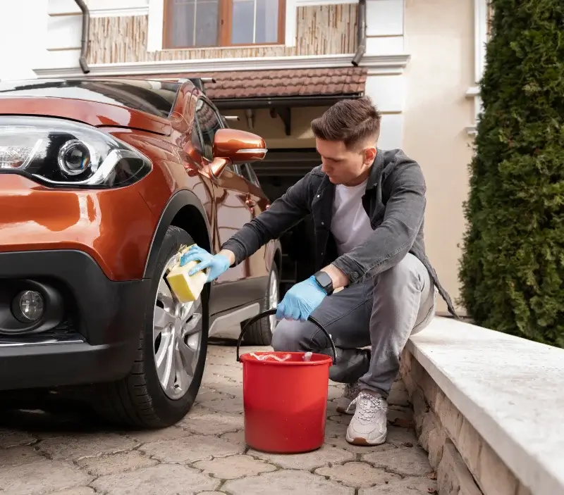 Lavage auto à domicile Lhommaizé : professionnel intervenant sur un véhicule